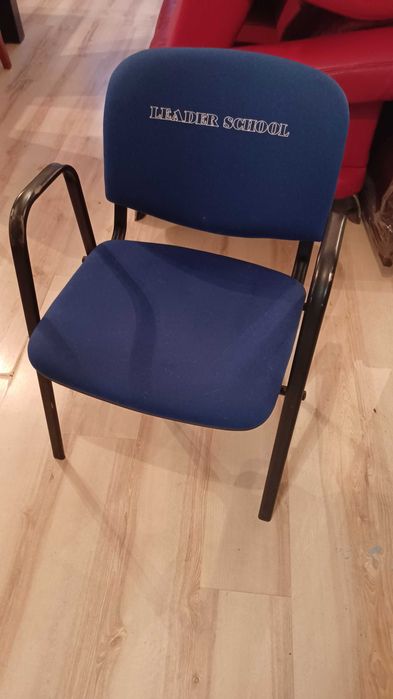 4 krzesła biurowe, granatowe, grube wygodne siedzisko i oparcie.