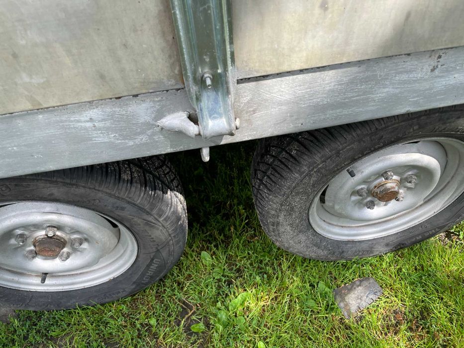 Przyczepka samochodowa dwuosiowa