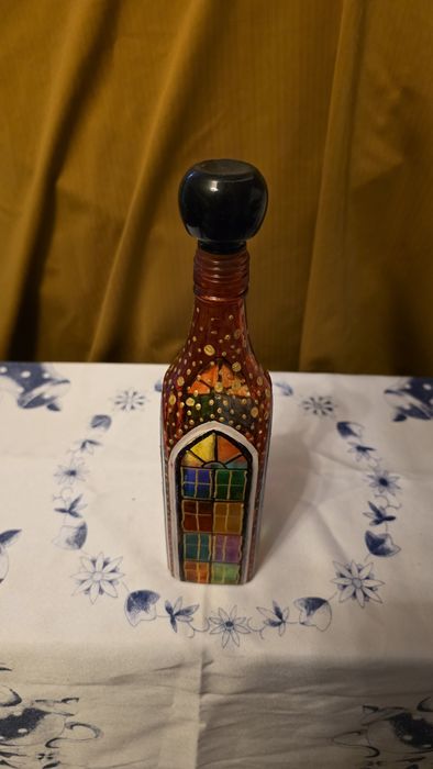 Ozdobna butelka ręcznie malowana – motyw witrażowy