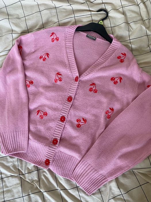 Sweter w wisienki różowy pepco