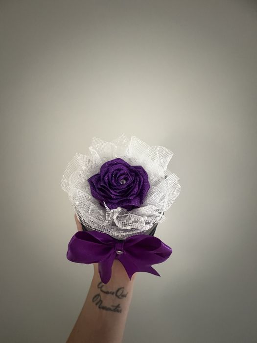 Wieczne róże ze wstążki satynowej