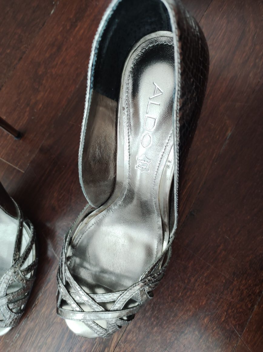 Sapato stiletto marca Aldo em tom cinzento aço, tamanho 38