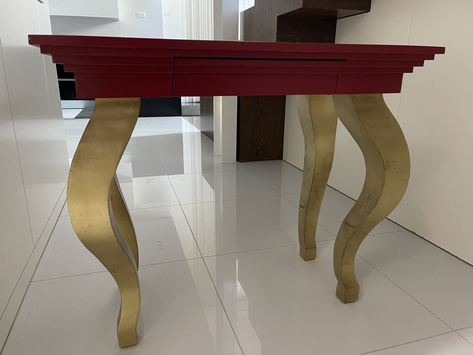 Mesa madeira vermelha e dourada