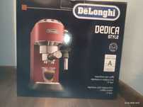 Eksores kolbowy DELONGHI DEDICA STYLE EC 685.R (1350 W, 15 BAR, CZERWO