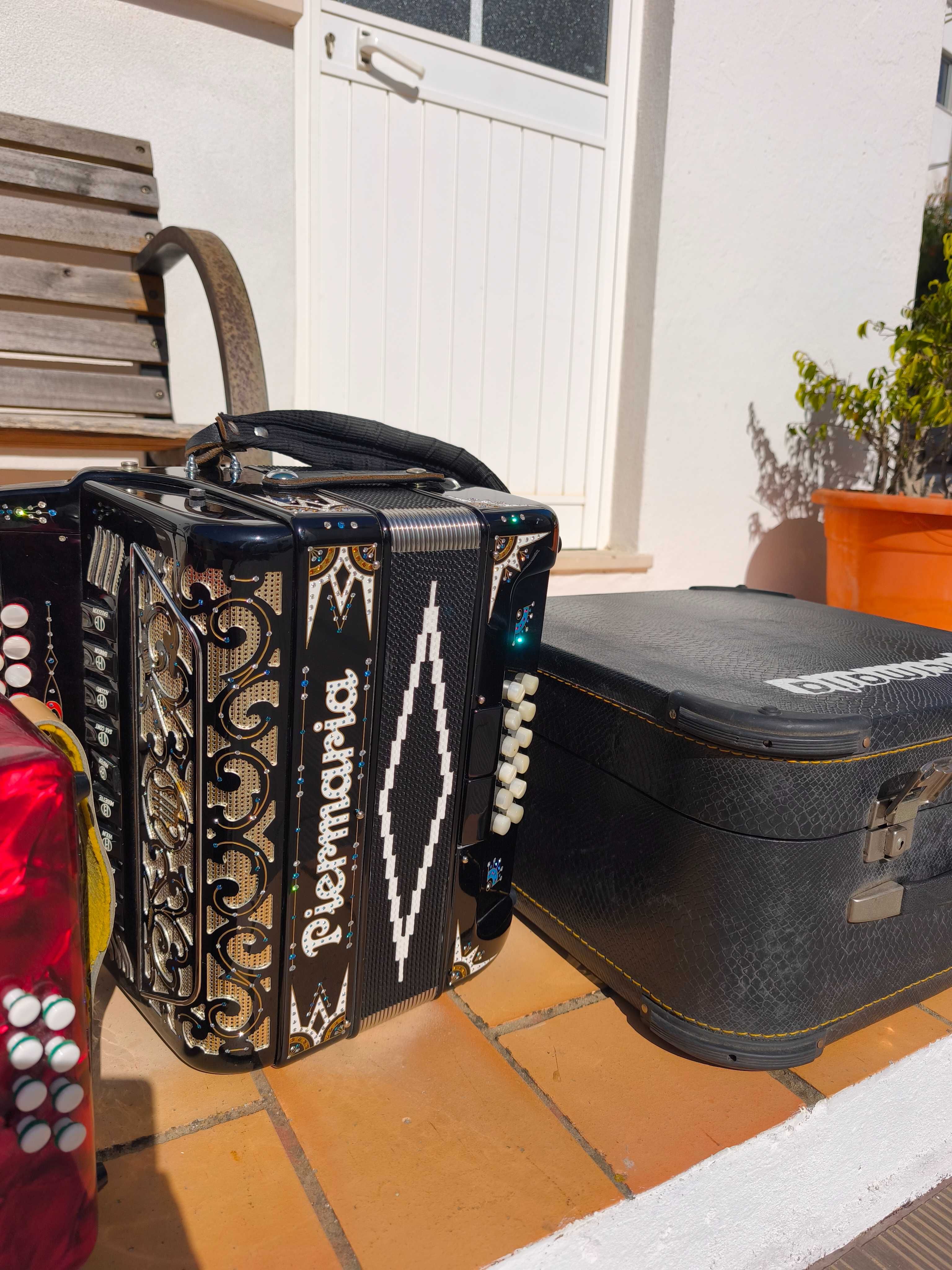 Vendo 3 concertinas em bom estado. Mais informações mandar mensagem