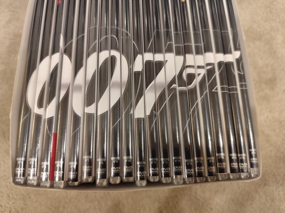 Coleção de filmes em DVD do 007 James Bond.