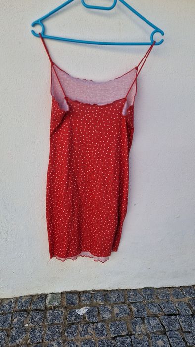Vestido vermelho com corações brancos