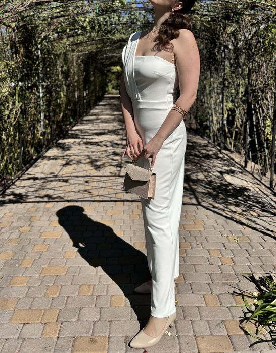 Uroczysty biały kombinezon