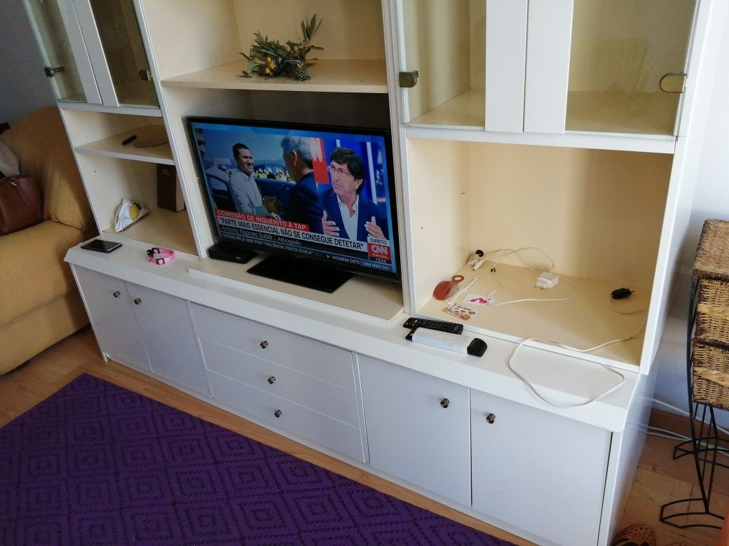 Móvel tipo estante para TV, com muita arrumação. Bom estado.