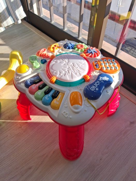 Marsupio, andador e mesa de sons