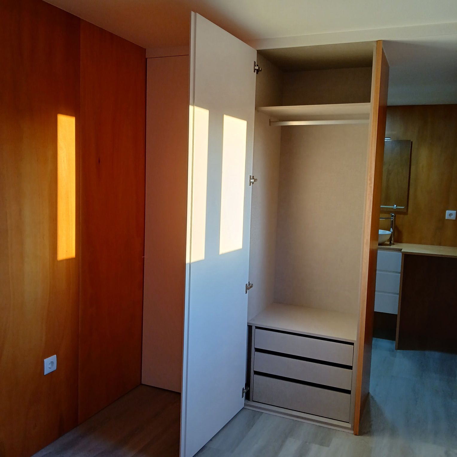 Arrenda-se T0 novo com agua e luz incluido.