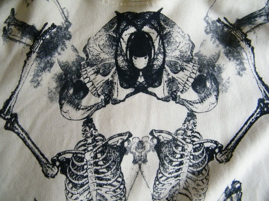 Sweatshirt branca com caveiras/skulls