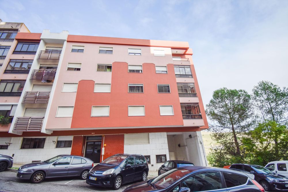 T3 Remodelado e mobilado - Atelier convertido em habitação