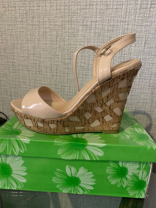 Босоніжки жіночі