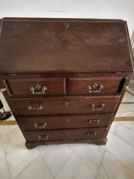 Movél antigo em Mogno