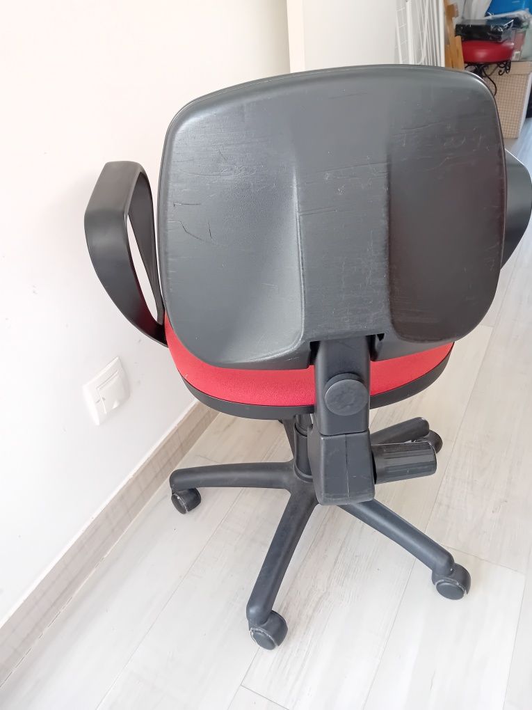 Cadeira para escritório com rodas