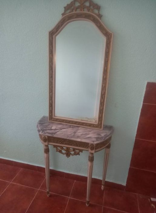 Credência antiga com espelho