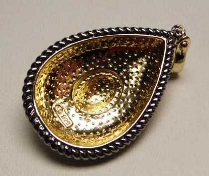 Srebrny dwukolorowy wisior ciekawy wzór