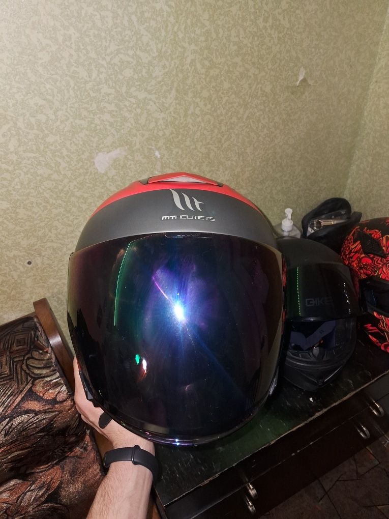 Шлем MT Helmets .