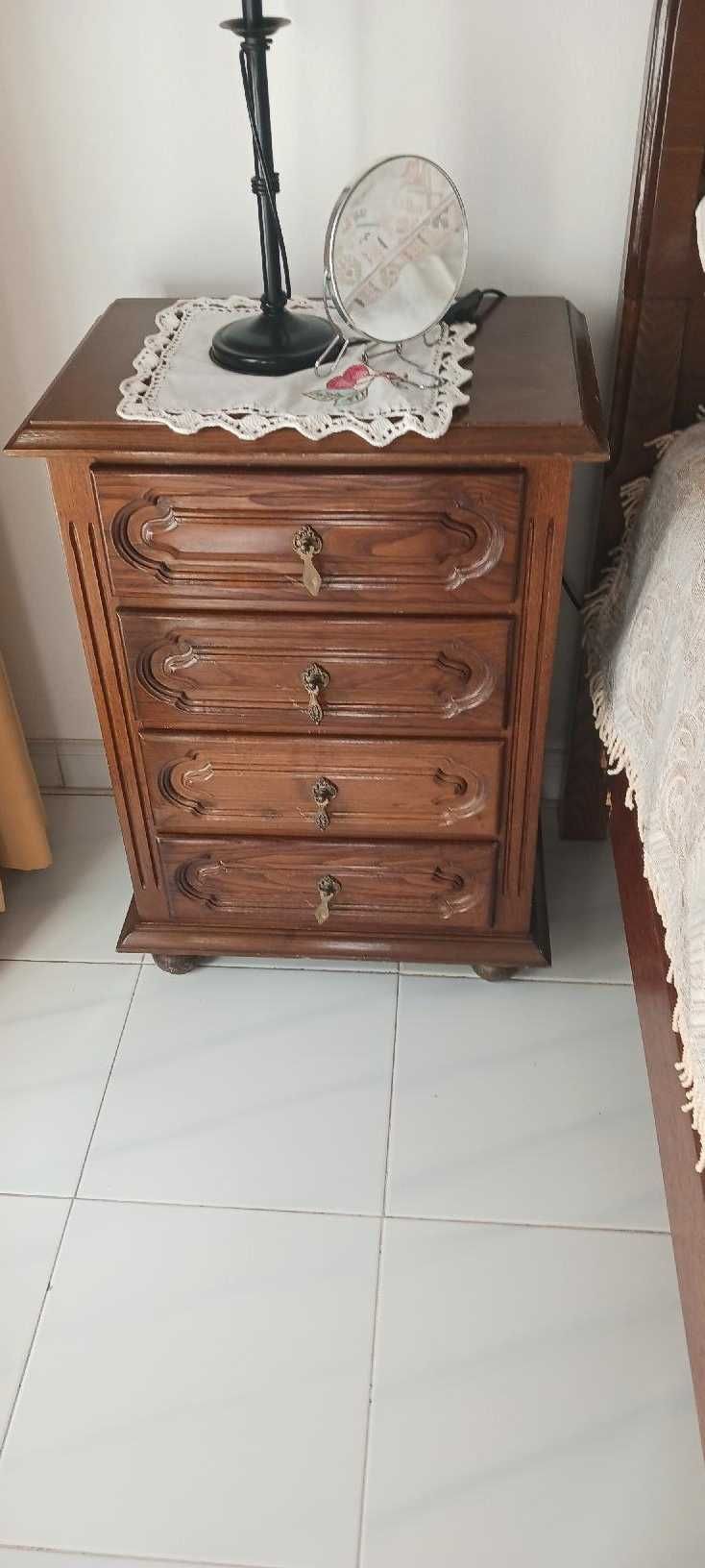 Quarto casal clássico em madeira