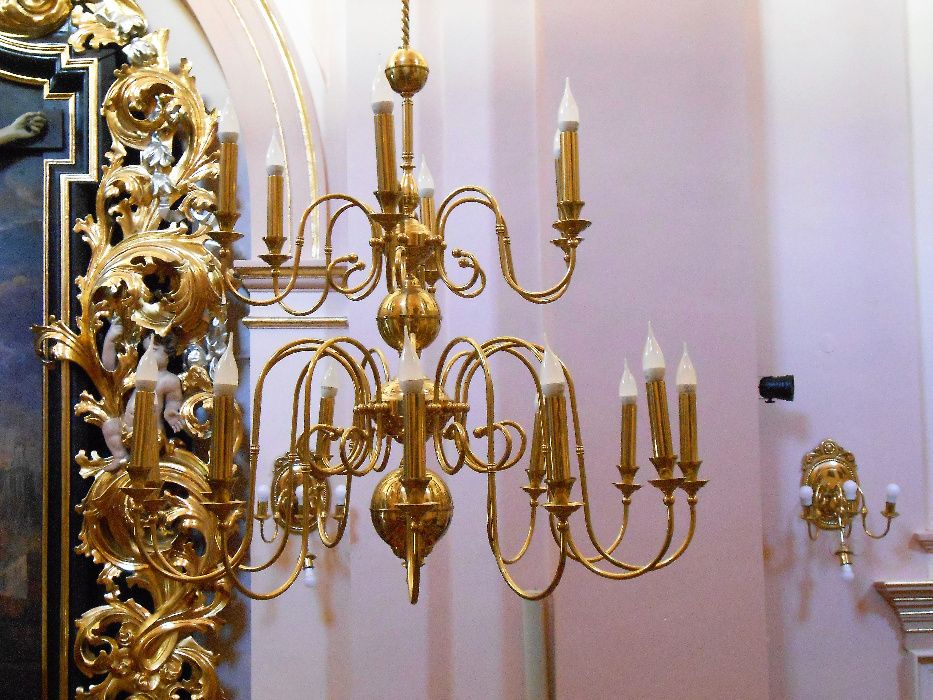 Duży mosiężny żyrandol