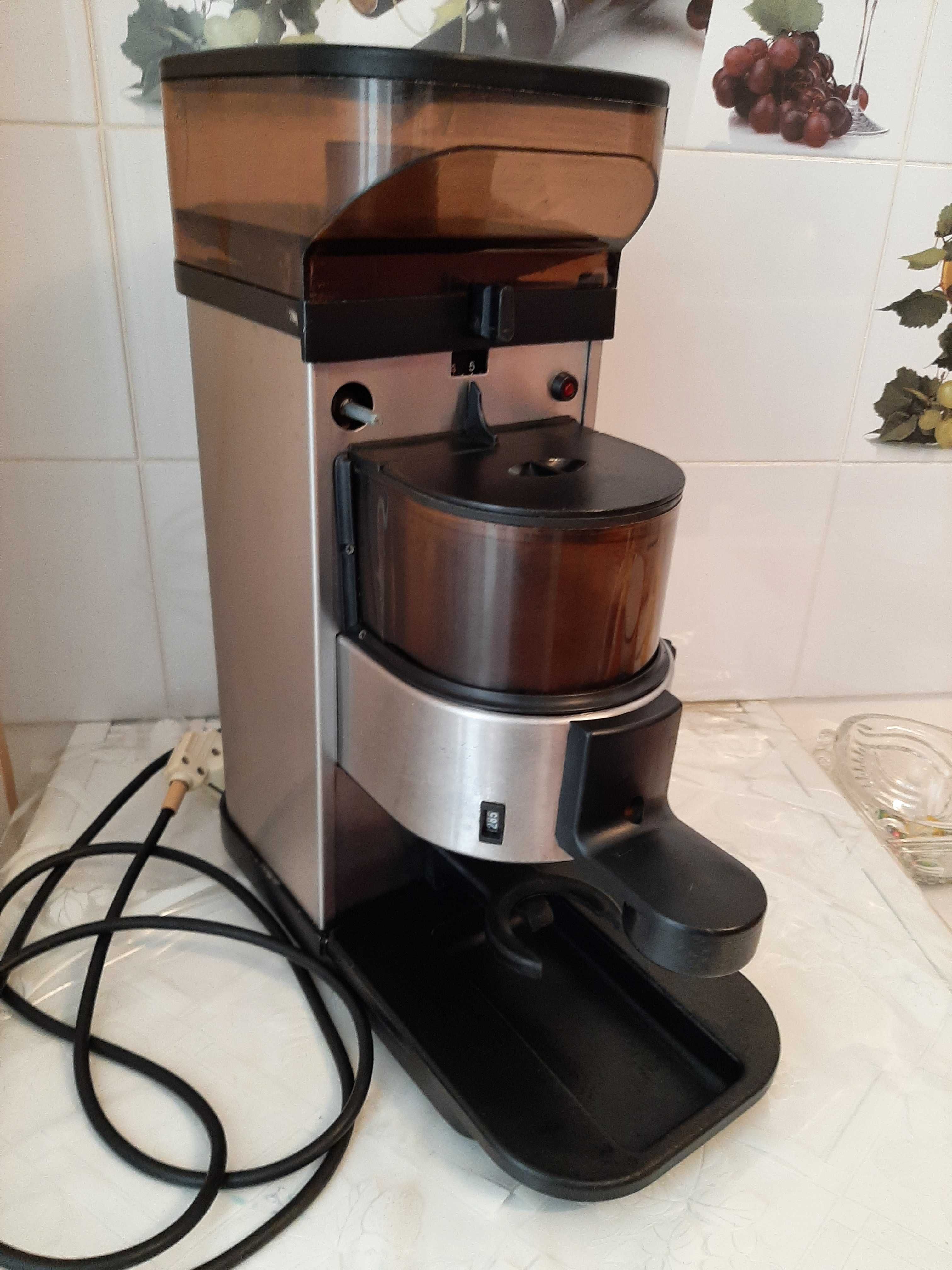 Кофемашина La Cimbali M21 PLUS +Кофемолка+морозильная камера.