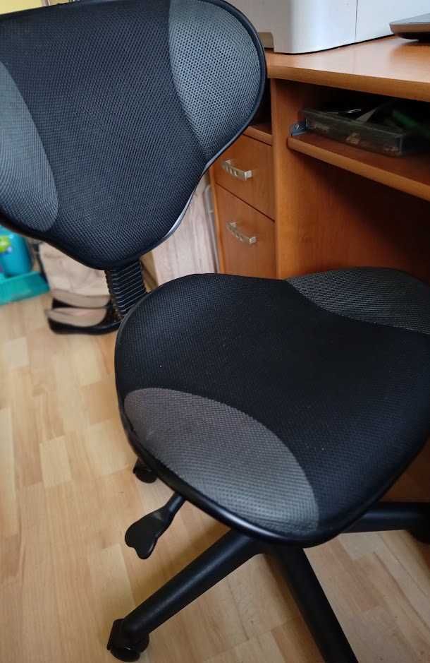 Biurko i krzeslo obrotowe .Biurko 100 zl. Krzesło 70 zl.