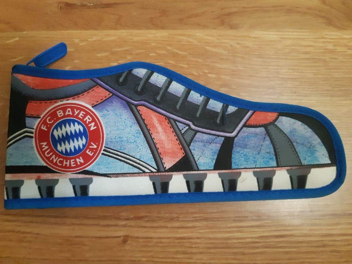 Wyjątkowy piórnik unikat orginał but logo F.C. Bayern Mùnchen