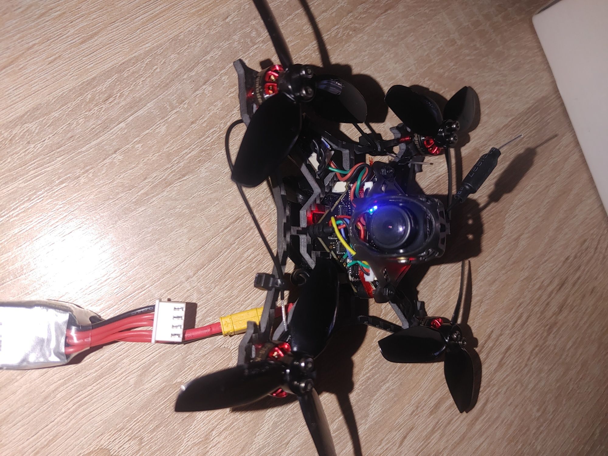 Dron fpv happy model larva x