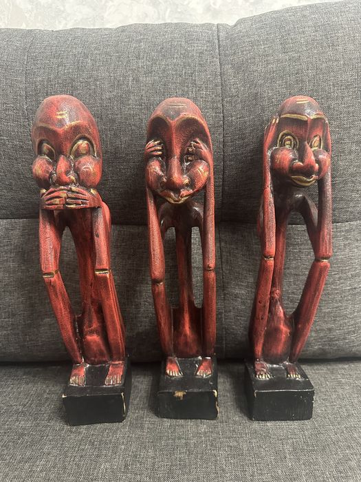 Статуетки, мовчу, не бачу, не чую.