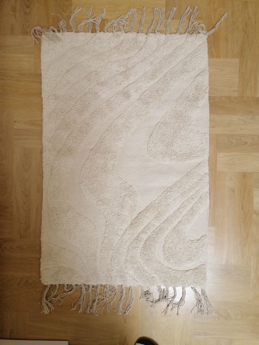 Dywan nowy w kolorze naturalnego lnu