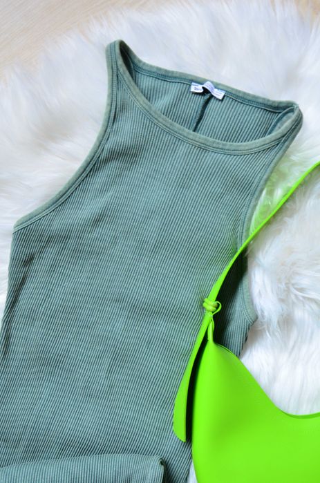 Зеленое облегающее платье миди в рубчик с воротником-борцовкой bershka