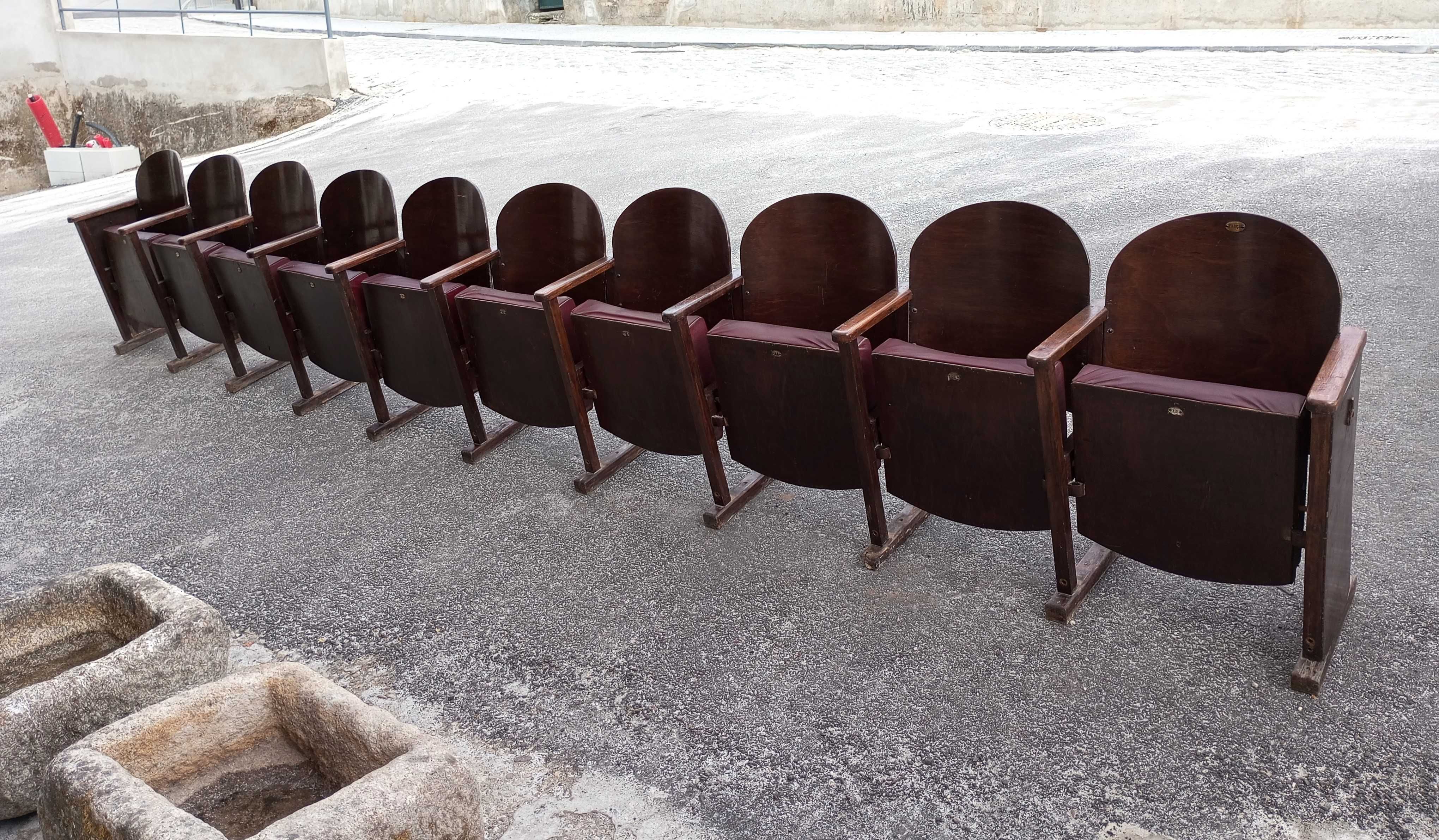 Antiga fila de 10 cadeiras de cinema