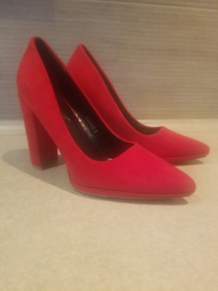 Buty na obcasie 37r.