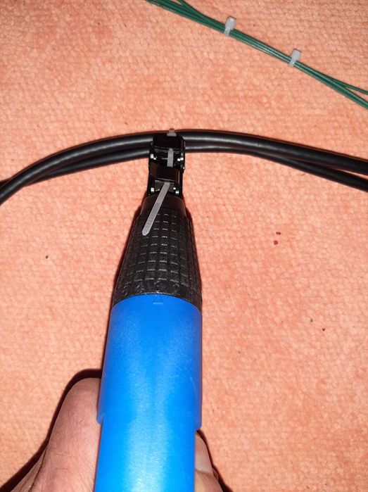 Alicate de aperto e corte para abraçadeiras de serrilha