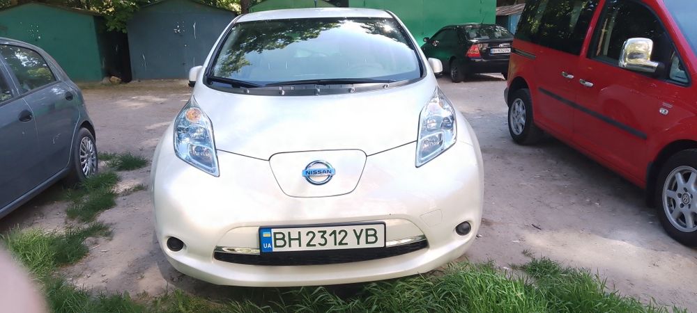 Авто Ниссан Лиф 2012