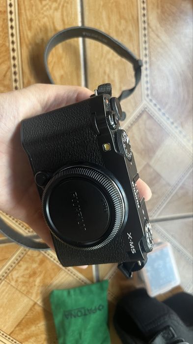 Fujifilm XM5 z obiektywem XC15-45 mm F3.5-5.6 OIS PZ i akcesoria