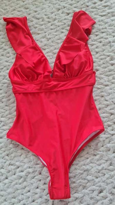 Jednoczęściowy strój kąpielowy z ozdobną falbanką