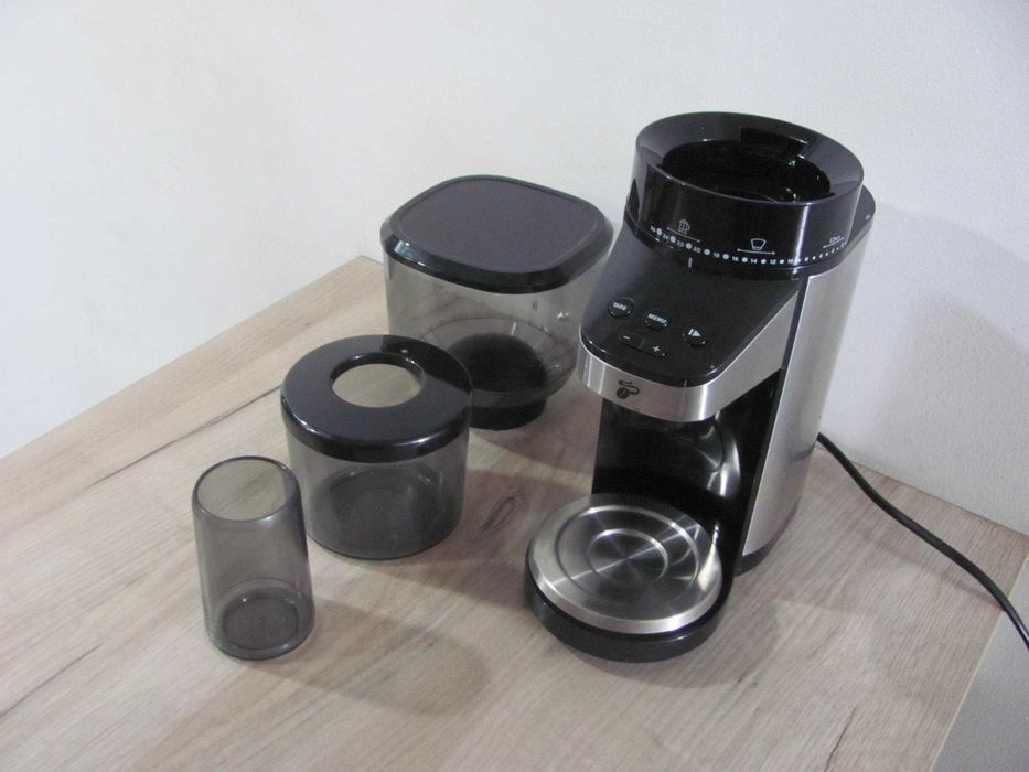 Elektryczny młynek Tchibo do kawy z wagą