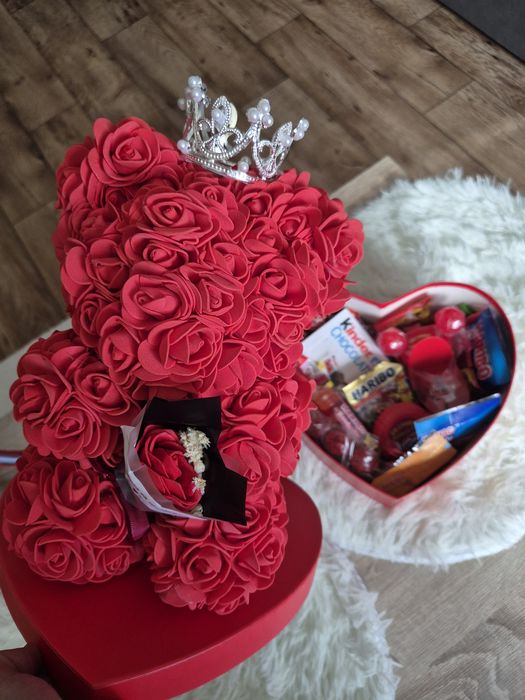 Prezent Miś z pudełkiem słodyczy