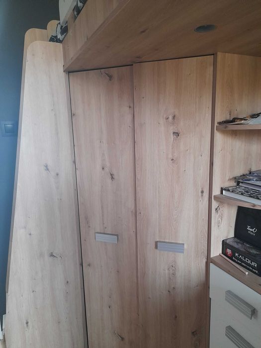 Łóżko piętrowe z biurkiem i szafą