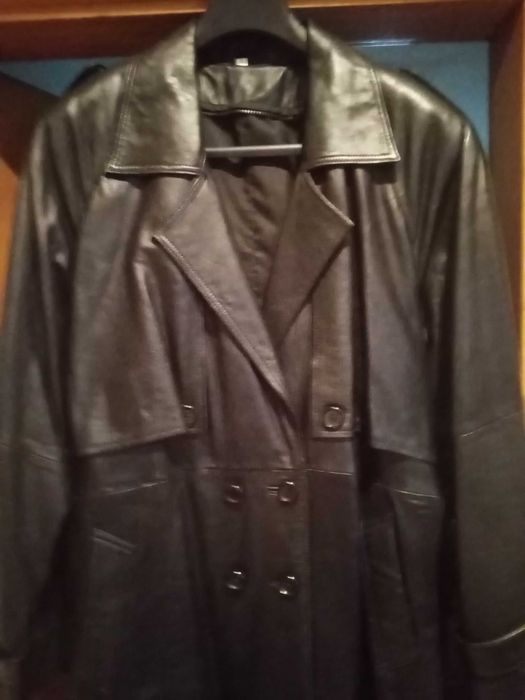 Casaco em cabedal preto comprido