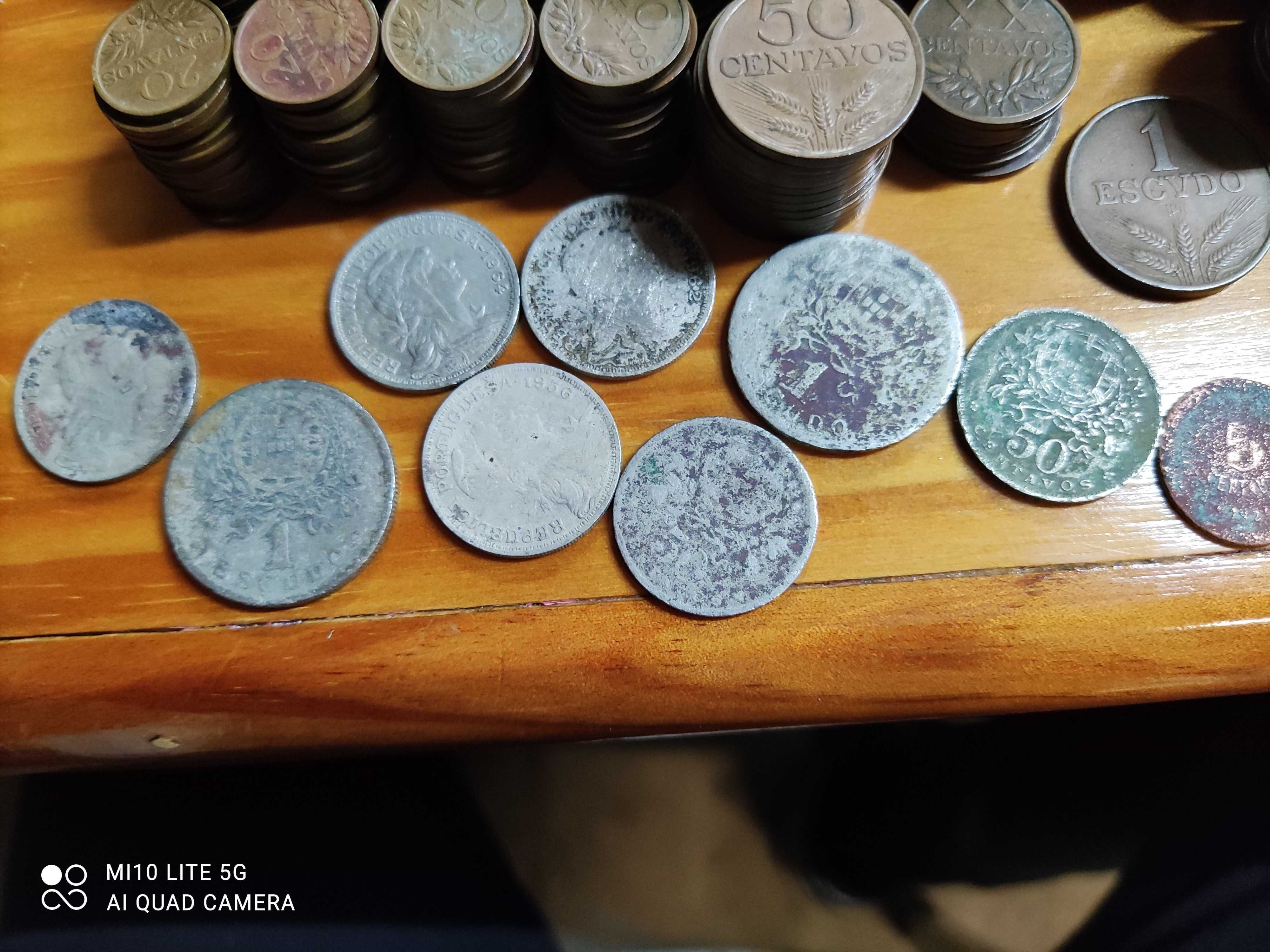 Conjunto de moedas entre centavos e escudos