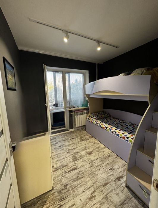 Продам 4ком.квартиру. Каменское. Левобережный 10 район.  4этаж. ОСББ.