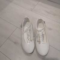 Białe buty z koralikami dla dziewczynki