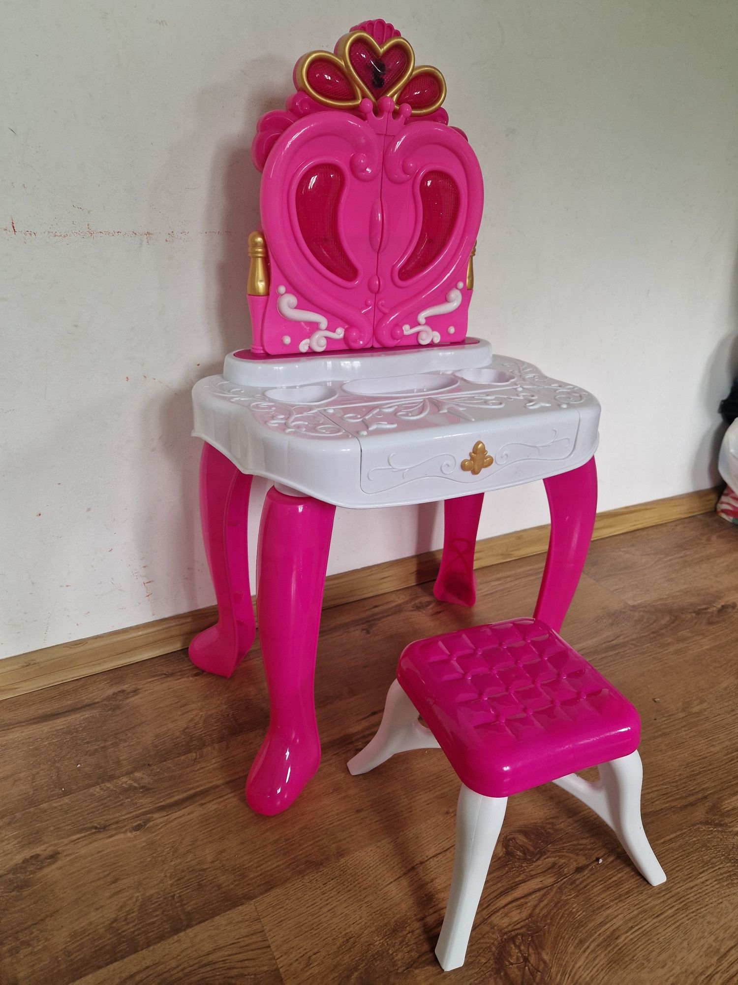 Toaletka z pianinem