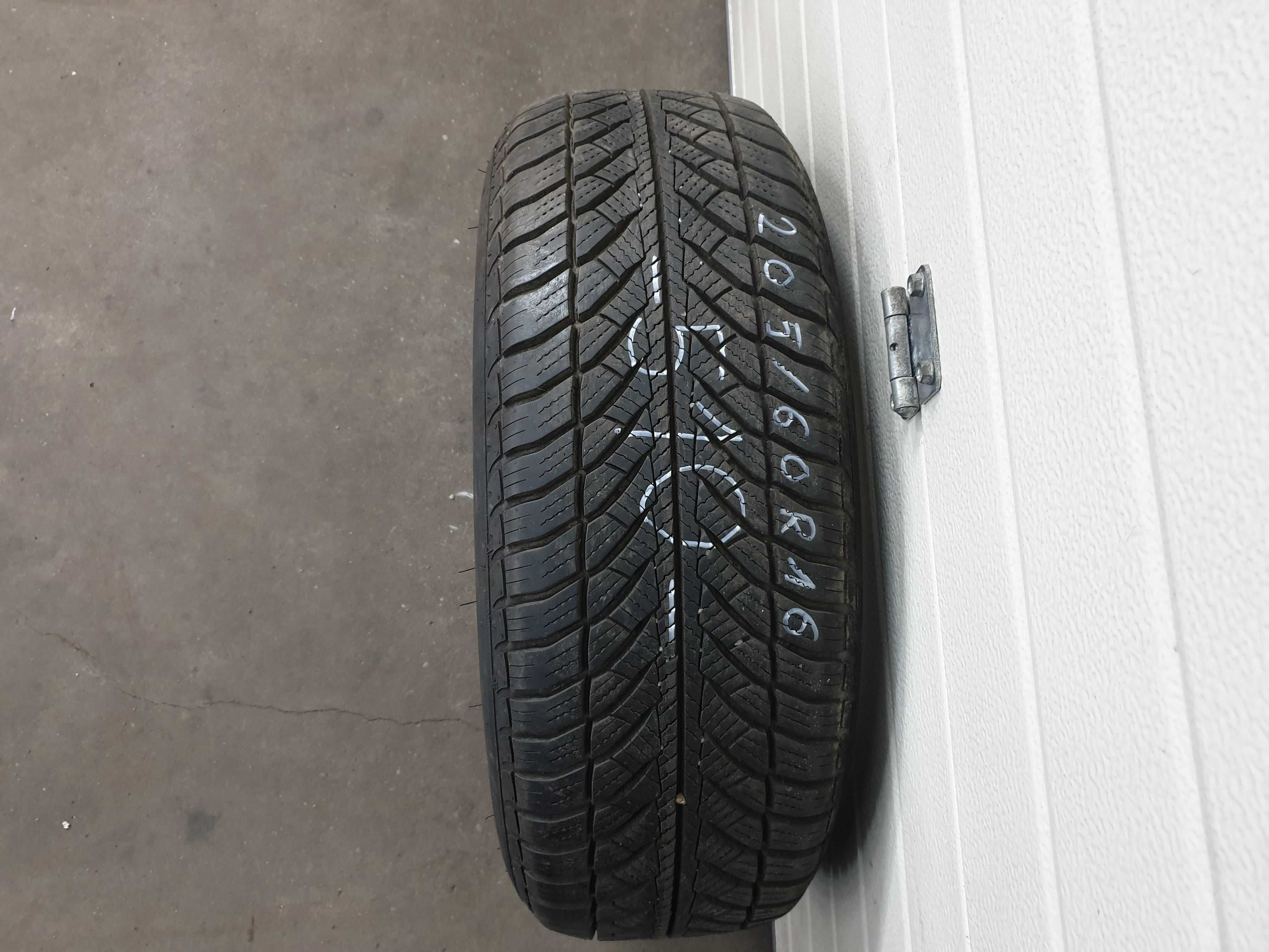 1 Szt 205/60 R16 92H GoodYear Ultra Grip 8 - 7mm