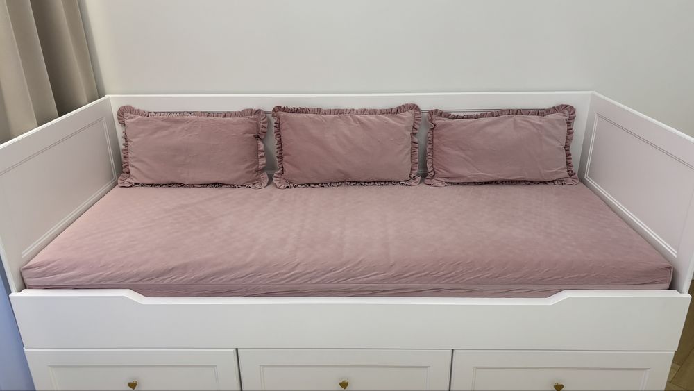 Materac z pokrowcem i poduszkami do łóżka ikea hemnes