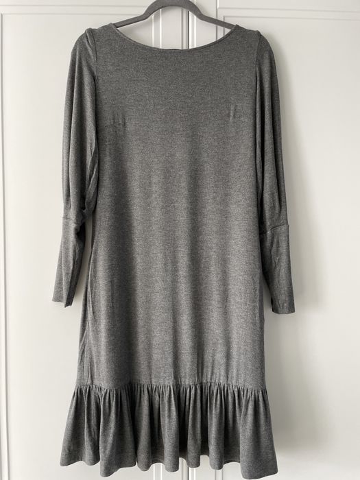 Dzianinowa sukienka z falbanką