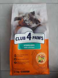 Корм для стерилізованих котів Club 4 Paws з куркою сухий